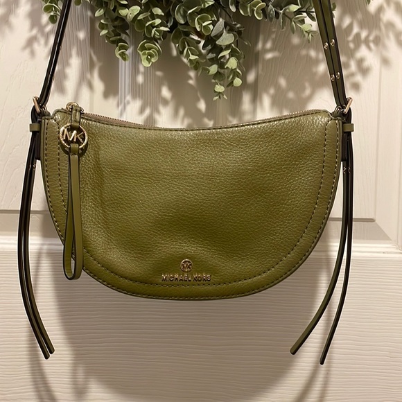 SOLD🚫Michael Kors “Camden”Messenger Bag - Picture 1 of 6